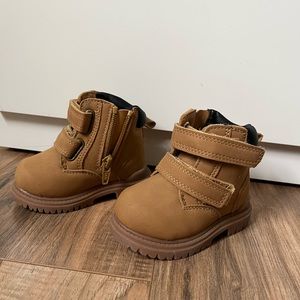 Size 3 Wonder Nation boy work boots never worn